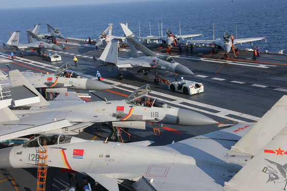   「遼寧」飛行甲板に待機中の中国海軍戦闘機Ｊ－１５　［写真　中国国防省］