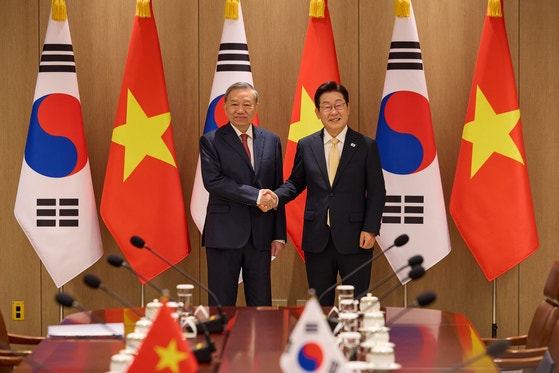 李在明（イ・ジェミョン）大統領とベトナムのトー・ラム共産党書記長が１１日、ソウル竜山大統領室庁舎で開かれた韓国・ベトナム拡大首脳会談で記念撮影をしている。　［ニュース１］