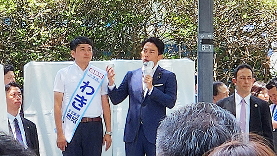 小泉進次郎農林水産相が今年７月、横浜で自民党立候補者とともに出て支援遊説をしている。大貫智子特派員