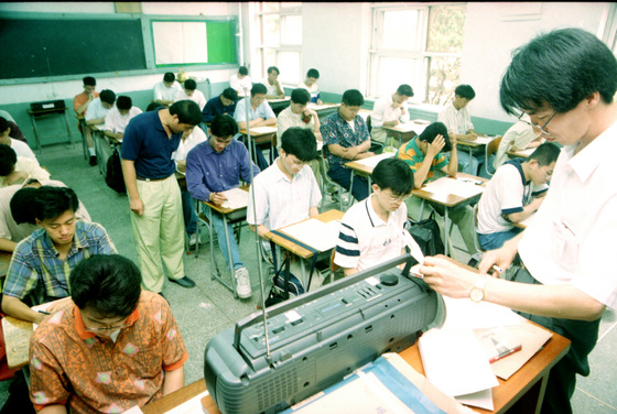 初めての大学修学能力試験（修能）は１９９３年８月に行われた（第１回、２回目以降は１１月）。受験生たちが英語のリスニング試験の準備をしている。［中央フォト］
