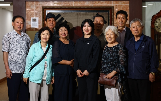 独立有功者遺族会の事務室の入口にある太極旗の前で独立活動家の子孫と写真撮影をする許海実（ホ・ミミ）　キム・ジョンホ記者