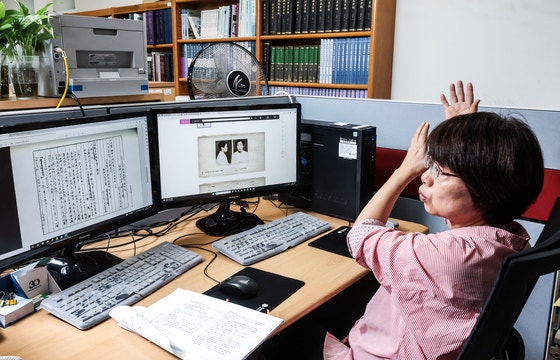 独立記念館傘下「独立活動家資料発掘ＴＦチーム」のイ・ビョンレ研究員が１１日、天安市（チョナンシ）独立記念館の事務室で李天弘（イ・チョンホン）独立活動家の資料を調べている。　キム・ソンリョン記者