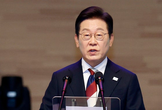 韓国の李在明（イ・ジェミョン）大統領が１５日、ソウル世宗（セジョン）文化会館で開かれた第８０周年光復節記念式典で記念演説を行っている。聯合ニュース