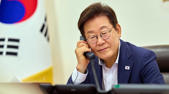 １４日午後、大統領室でフィリピンのマルコス大統領と就任後初めて電話会談をした李在明（イ・ジェミョン）大統領　［写真　大統領室］