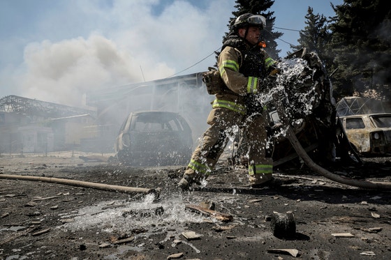 ２日、ウクライナのドネツク地方の集落でロシアのドローンが爆発し消防署員が火災を鎮圧している。［写真　ＡＰ＝聯合ニュース］