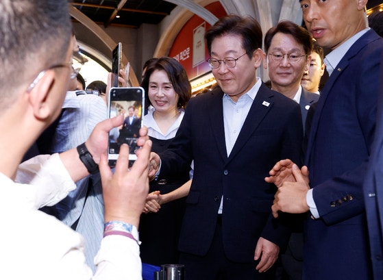 韓国の李在明大統領と金恵景（キム・ヘギョン）夫人が１７日、ソウル市内のある映画館でドキュメンタリー映画『独立軍：終わらない戦争』を観覧した後、市民たちと挨拶を交わしている。大統領室写真記者団