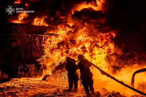 ５日（現地時間）、ウクライナのハルキウ地域で、ロシアの攻撃後に発生した火災を鎮圧するため非常救助隊員が作業している。［ＡＰ＝聯合ニュース］