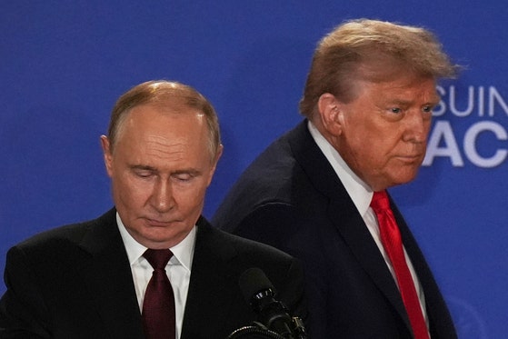 米国のドナルド・トランプ大統領（右）とロシアのウラジーミル・プーチン大統領が１５日（現地時間）、米アラスカ州アンカレッジのエルメンドルフ・リチャードソン統合軍基地で会談後、共同記者会見のために入場している。ＡＰ＝聯合ニュース