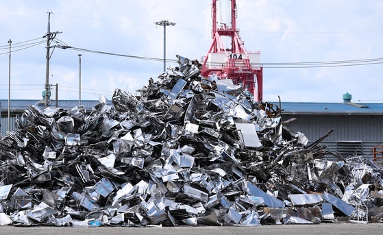 １７日、京畿道平沢港の金属加工メーカーに廃アルミニウム製品が積まれている。米トランプ政権は１５日に鉄鋼とアルミニウム輸入品に対する５０％の関税賦課範囲を大幅に拡大すると明らかにした。米商務省はこの日連邦官報公示を通じ輸入品目コード（ＨＴＳＵＳ）に製品コード４０７件を追加すると明らかにした。これら品目に対する関税は１８日付で発効される。［写真　ニュース１］
