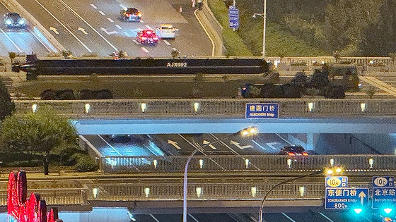 ９月３日、天安門勝戦８０周年軍事パレードに登場する超大型無人潜水艇ＡＪＸ００２が１６日夜、天安門方向に移動している。　シン・ギョンジン記者