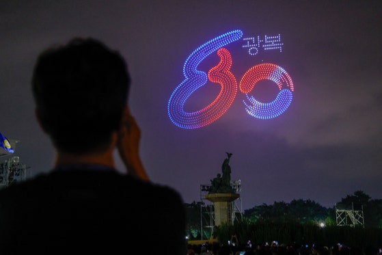 光復（解放）８０周年を迎えた１４日午後、ソウル汝矣島（ヨイド）の国会芝生広場で開かれた韓国国会・国家報勲部・光復会共同主催の光復８０年前夜祭「大韓が生きている！」で、ドローンショーが繰り広げられている。ニュース１