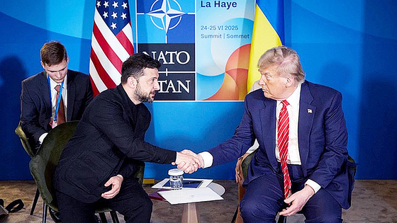 ウクライナのゼレンスキー大統領が６月２５日にオランダのハーグで開かれた北大西洋条約機構（ＮＡＴＯ）首脳会議でトランプ米大統領と会い会談している。［写真　キーウポスト］