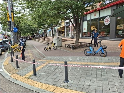 爆発物設置脅迫趣旨の投稿があった京畿道水原のファストフード店。［写真　京畿消防］