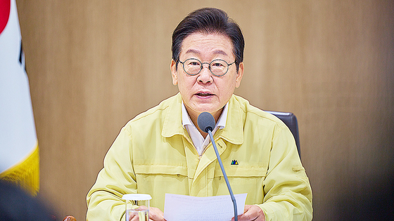 李在明（イ・ジェミョン）大統領が１８日、ソウル竜山（ヨンサン）の大統領執務室で開かれた第３７回国務会議で発言している。［写真　大統領室］