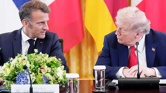  トランプ米大統領（右）とフランスのマクロン大統領が１８日にホワイトハウスでウクライナのゼレンスキー大統領と欧州首脳らとの会談に参加している。［写真　ＡＰ＝聯合ニュース］