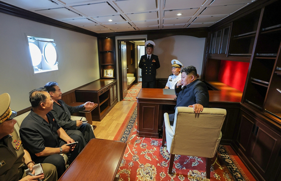 朝鮮労働党機関紙の労働新聞は金正恩国務委員長が１８日に駆逐艦「崔賢」を訪問し、艦の武装システム統合運用試験過程、駆逐艦海兵の訓練と生活状況を点検したと報じた。［写真　ニュース１］