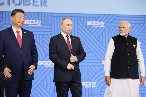 ２０２４年１０月２３日にロシアのカザンで開かれたＢＲＩＣＳ首脳会談で中国の習近平国家主席（左）、ロシアのプーチン大統領（中央）、インドのモディ首相（右）が記念写真を撮っている。タス