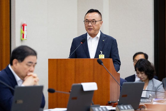 韓国水力原子力の黄柱鎬（ファン・ジュホ）社長が１９日、ソウル汝矣島の国会で開かれた第４２８回国会（臨時会）産業通商資源中小ベンチャー企業委員会第２次全体会議に出席し、議員の質疑に答えている。ニュース１