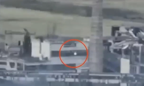 現地メディアが報道した作戦当時の映像で、ウクライナ軍がロシア軍を狙撃するたびに閃光が見える。　［テレグラム　キャプチャー］