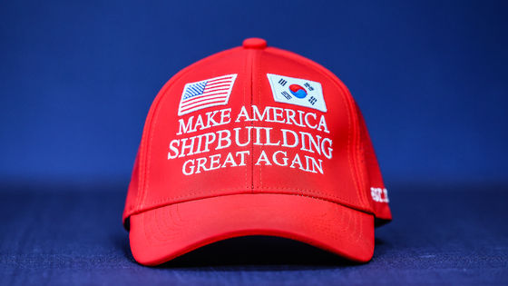 韓国大統領室が３日に公開した「ＭＡＳＧＡ（Ｍａｋｅ　Ａｍｅｒｉｃａｎ　Ｓｈｉｐｂｕｉｌｄｉｎｇ　Ｇｒｅａｔ　Ａｇａｉｎ）」帽子　［写真　大統領室写真記者団］