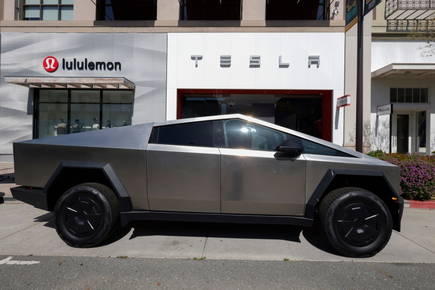  ４月２１日、米カリフォルニア州のテスラショールームに駐車するテスラのサイバートラック。［写真　ＥＰＡ＝聯合ニュース］