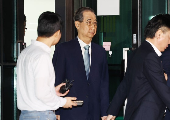 韓悳洙（ハン・ドクス）前首相が２０日午前、ソウル瑞草区（ソチョグ）ソウル高等検察庁に設置された内乱特検チームの事務室から出ている。　［聯合ニュース］