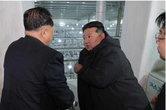 １月２９日、核物質生産基地と核兵器研究所を視察する北朝鮮の金正恩（キム・ジョンウン）国務委員長　［ニュース１］