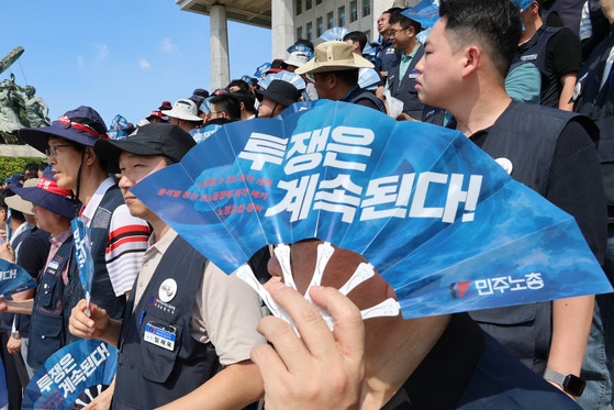 民主労総と韓国労総の組合員、進歩党、社会民主党などの政党の党員らが先月２８日にソウルの国会前で「労組法２・３条改正案後退阻止と迅速通過要求」記者会見をしている。［写真　聯合ニュース］