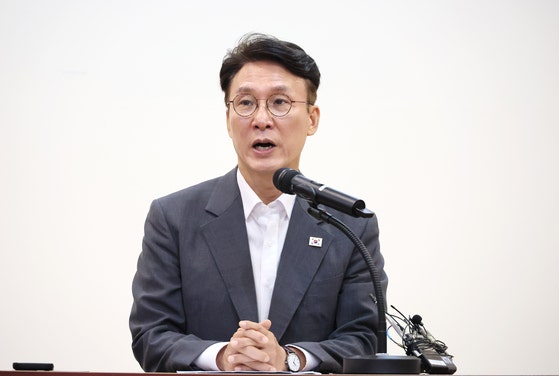 金民錫（キム・ミンソク）首相が１９日、政府ソウル庁舎別館で開かれた記者団懇談会で発言している。　［聯合ニュース］