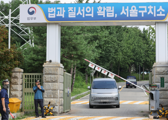 ７日、韓国の尹錫悦（ユン・ソクヨル）前大統領に対する２回目の逮捕令状執行が不発に終わった後、金建希（キム・ゴンヒ）特検チーム〔特別検事：閔中基（ミン・ジュンギ）〕の車両がソウル拘置所の外へ移動している。聯合ニュース