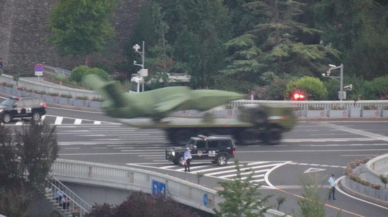 １６日、軍事パレード予行演習に向け飛鴻９７ステルスドローンと推定される武器が天安門方向に移動している。シン・ギョンジン特派員