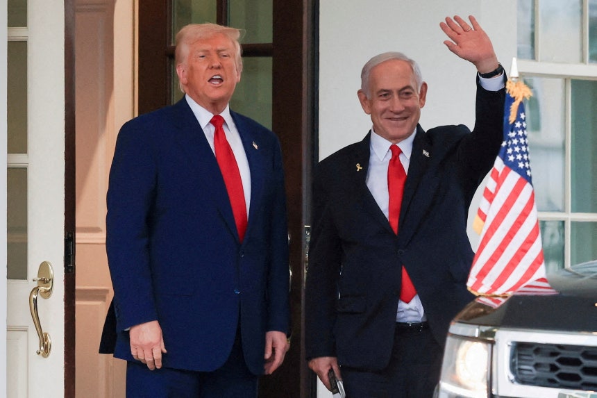 ４月７日（現地時間）、ドナルド・トランプ米国大統領がホワイトハウスで開かれた会議の後、イスラエルのベンヤミン・ネタニヤフ首相が手を振って挨拶する様子。［写真　ロイター＝聯合ニュース］