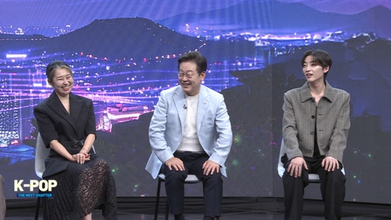 左から『Ｋ－ＰＯＰガールズ！デーモン・ハンターズ』のマギー・カン監督、李在明大統領、ＢＬＡＣＫＰＩＮＫとＢＩＧＢＡＮＧの歌を作ったプロデューサーのＲ．Ｔｅｅ。［写真　アリラン国際放送］