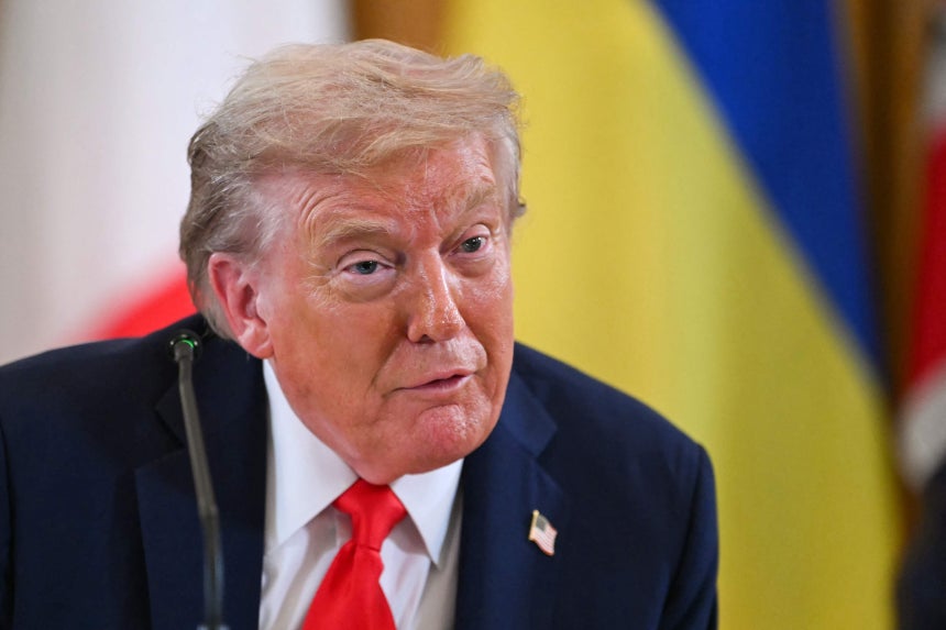 ドナルド・トランプ米大統領が１８日（現地時間）、ワシントンＤ．Ｃ．ホワイトハウス東館でウクライナのゼレンスキー大統領と欧州主要指導者らと会議を行い、発言している。［写真　ＡＦＰ＝聯合ニュース］