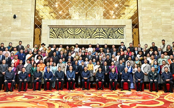 中国の習近平国家主席が２１日、中国チベット・ラサ市のポタラ宮で開かれたチベット自治区成立６０周年記念行事で、チベットの少数民族や各界代表と記念撮影を行っている。［写真　新華社＝聯合ニュース］
