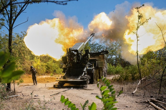 ２０日（現地時間）、ウクライナ・ザポリージャ州でウクライナ軍第４４砲兵旅団所属の兵士が２Ｓ２２ボフダナ自走砲をロシア軍に向けて発射している。［写真　ＡＰ＝聯合ニュース］