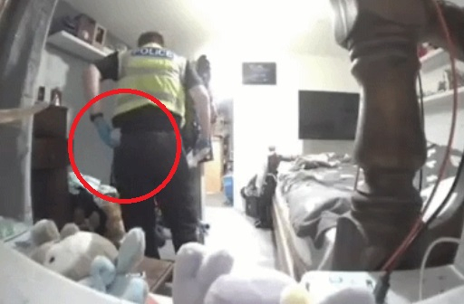   女性の下着を盗む警察官の姿［デイリーメール　キャプチャー］