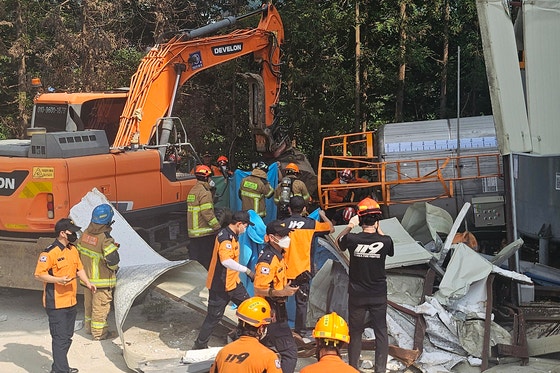 ２１日午後、全羅南道順天市西面（チョルラナムド・スンチョンシ・ソミョン）の順天一般産業団地内のレミコン工場の地上簡易タンク内部で清掃作業を行っていた工場の役職員３人が倒れたという通報があり、消防当局が救助作業を行っている。［写真　聯合ニュース］