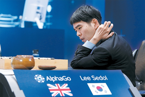 李世ドル氏がアルファ碁との第４局で勝利した後、復碁する姿　［写真グーグル］