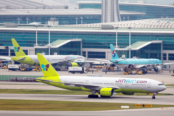 仁川（インチョン）国際空港のジンエアー・大韓航空旅客機　［写真　聯合ニュース］
