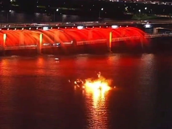 ８日、ソウル瑞草区にある盤浦漢江公園の潜水橋付近で午後８時４８分ごろ、ヨットが爆発する事故が発生した。　［Ｘ（旧ツイッター）　キャプチャー］