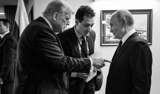 トランプ米大統領が２１日（現地時間）、ＳＮＳで「戦争で侵略者の国を攻撃しなければ勝利するのは難しい。バイデンはウクライナに防御だけをさせた」と批判した。自身がロシアのプーチン大統領に指を差す姿が入った写真も共有し、ターゲットがプーチンであることを明確にした。　［トゥルース・ソーシャル　キャプチャー］