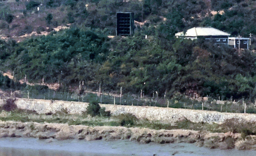 黄海北道開豊郡（ケプングン）の海岸に設置された対南拡声器の資料写真　［ニュース１］