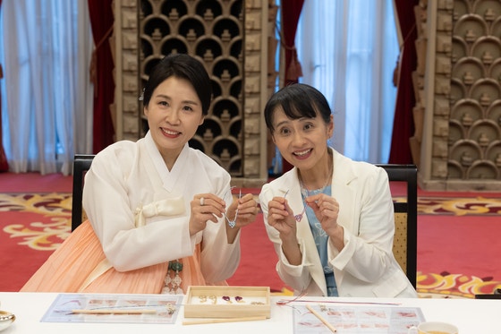 金恵景夫人と石破佳子夫人が２３日、東京の首相官邸での親交時間に韓日両国の伝統的な飾り結び作りを体験している。［写真　韓国大統領室］