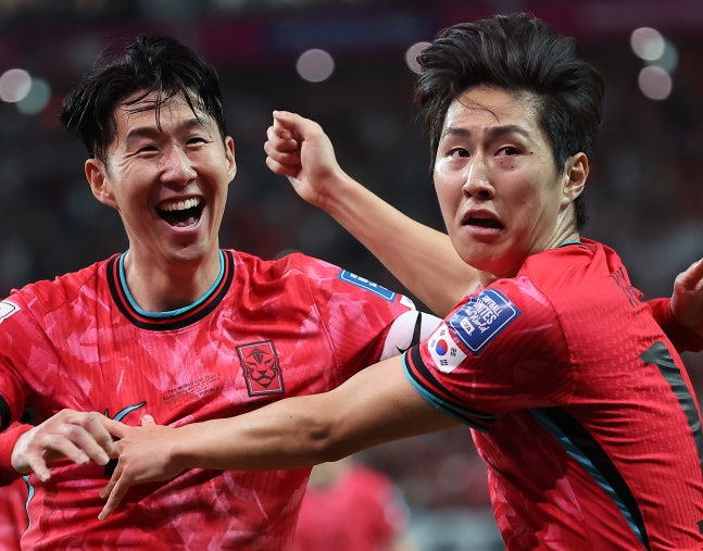 昨年６月、サッカー韓国代表チームの李康仁（右）がゴールを決めた後に孫興憨と喜びを分かち合っている。［写真　ニュース１］