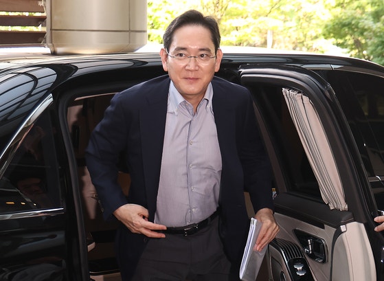  サムスン電子の李在鎔会長が米国、ワシントンＤＣで開かれる韓米首脳会談の経済使節団に同行するため２４日にソウルの金浦空港から出国している。［写真　聯合ニュース］