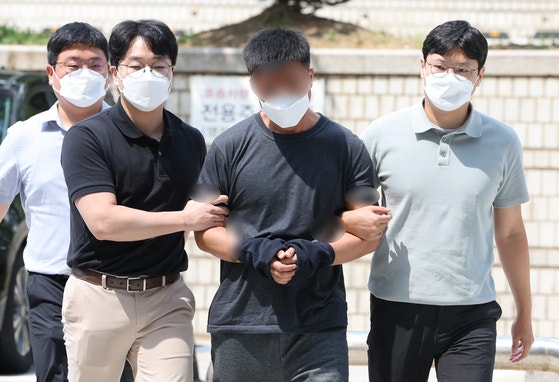 グループＢＴＳ（防弾少年団）のジョングクなど韓国資産家の資産を奪取した疑いが持たれているハッキング組織の総責任者である中国国籍のＡ氏が２４日、ソウル瑞草区（ソチョグ）のソウル中央地裁で開かれた拘束前被疑者尋問（令状実質審査）に出席している。［写真　聯合ニュース］