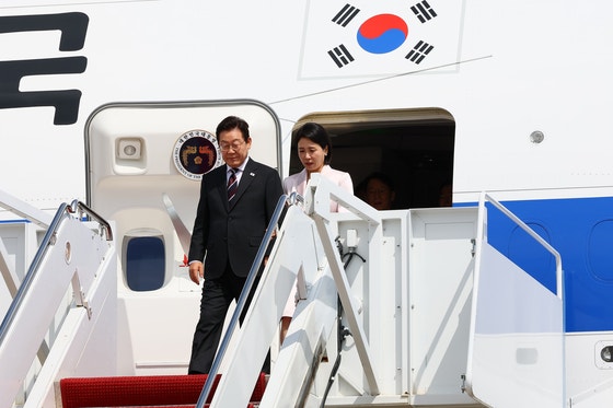 韓米首脳会議に出席するため訪米した韓国の李在明（イ・ジェミョン）大統領と金恵景（キム・ヘギョン）夫人が２４日（現地時間）、アンドルーズ統合基地に到着し、大統領専用機から降り立っている。キム・ヒョンドン記者