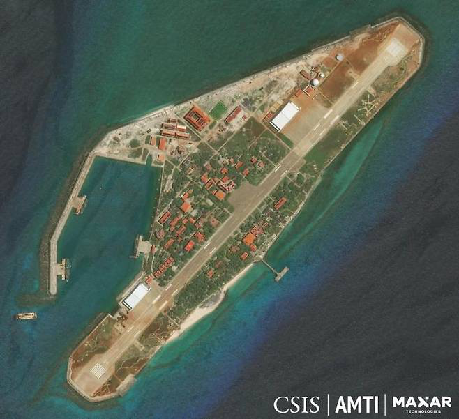   ベトナムが建設中の人工島。［写真　戦略国際問題研究所（ＣＳＩＳ）傘下のアジア海事透明性イニシアチブ］