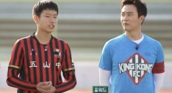 歌手キム・ジョンミンの息子キム・ドユン。日本名は谷大地で、Ｕ－１７サッカー日本代表。　［ＪＴＢＣ　キャプチャー］